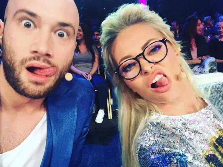 Bendeac poate spune „v-am zis eu”. Delia a plecat la concert cu dovada supremă în geantă
