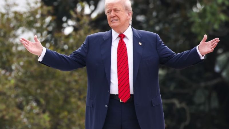 Donald Trump, apariție bizară pe acoperiș. A anunțat că mai cheltuie niște bani