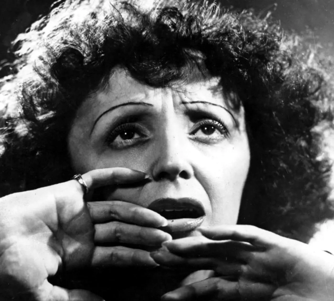 Edith Piaf, steaua muzicii franceze, și viața ei mizerabilă. Marile iubiri au sfârșit dramatic