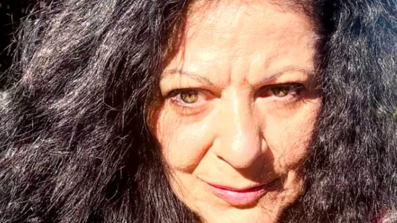 Artista Elena Cârstea, transformare radicală. Selfie în rochiță neagră și foarte scurtă… FOTO
