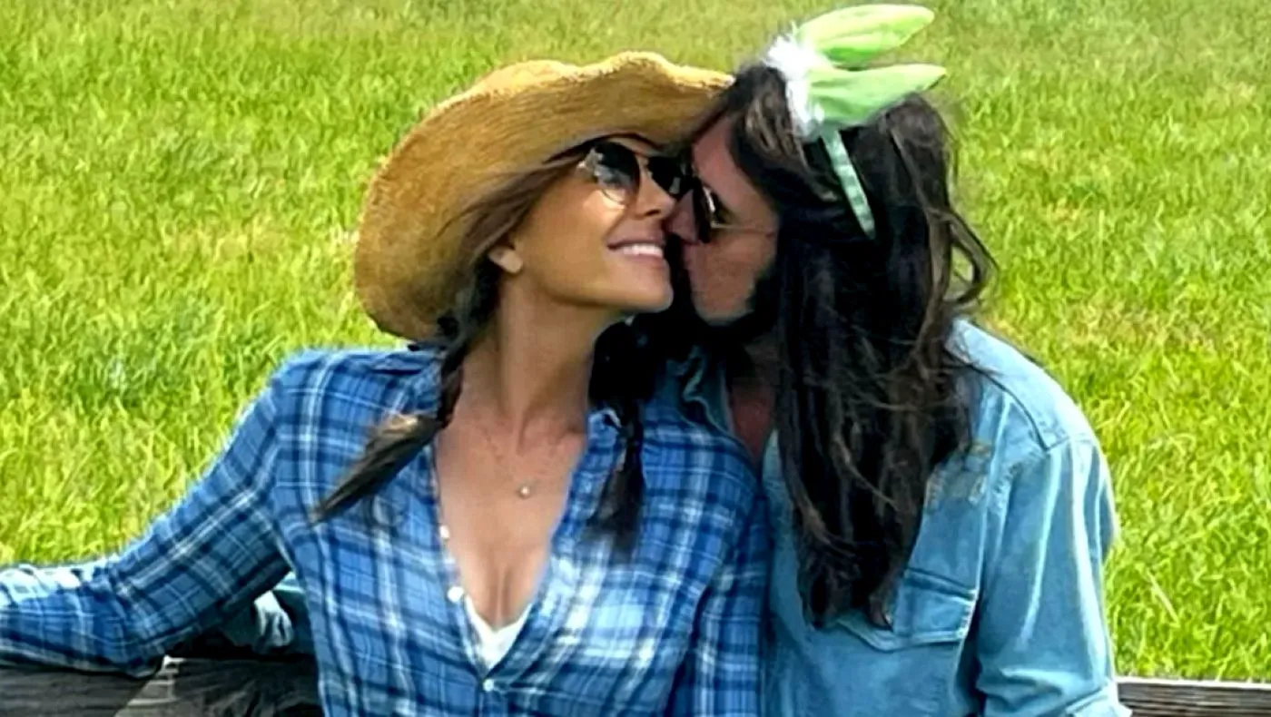 Elizabeth Hurley și mama sa demonstrează că frumusețea nu are vârstă. Sunt superbe în costume de baie. Foto