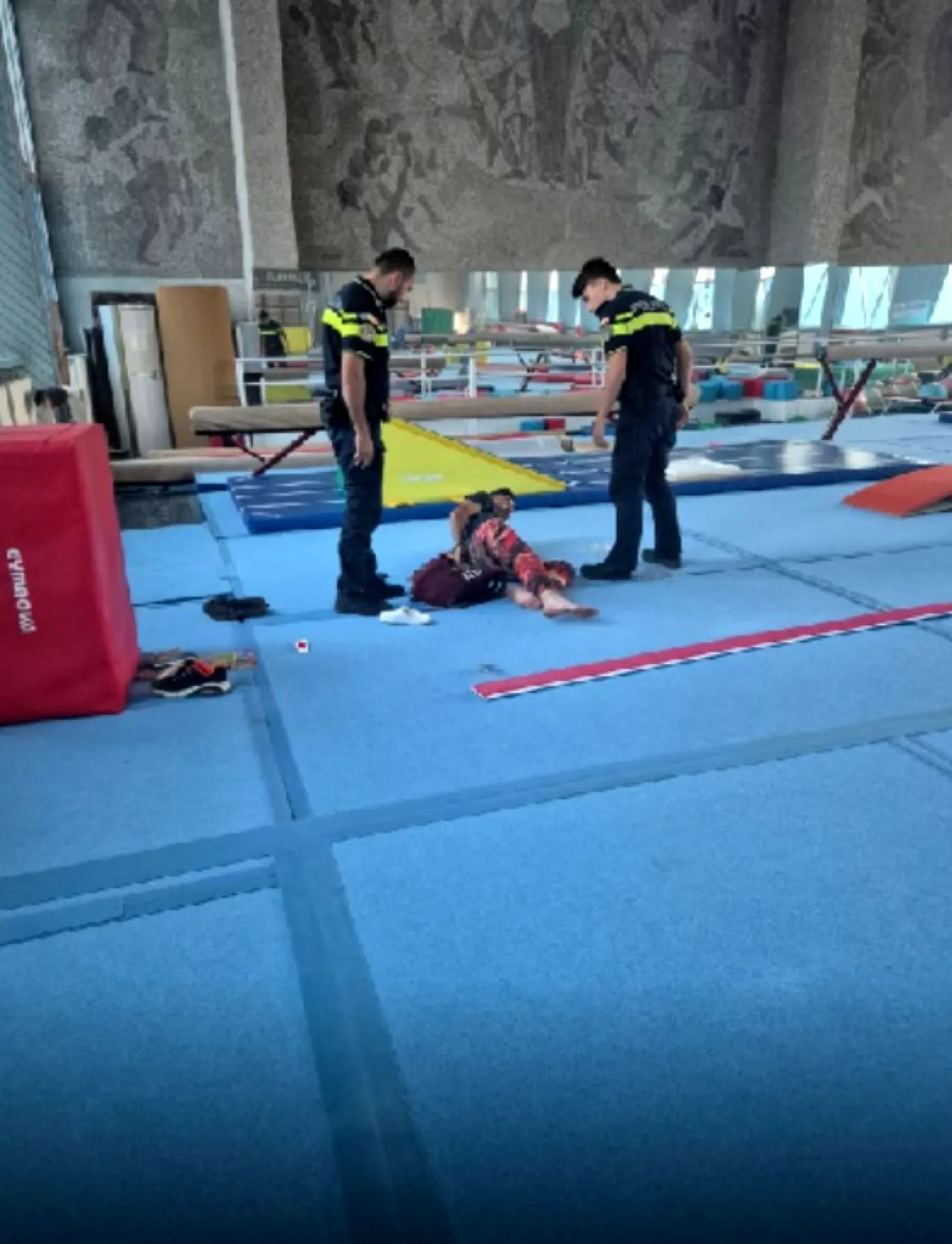Sala de gimnastică Nadia Comăneci din Onești a fost distrusă. Un hoț a vrut să fure medaliile celebrei sportive
