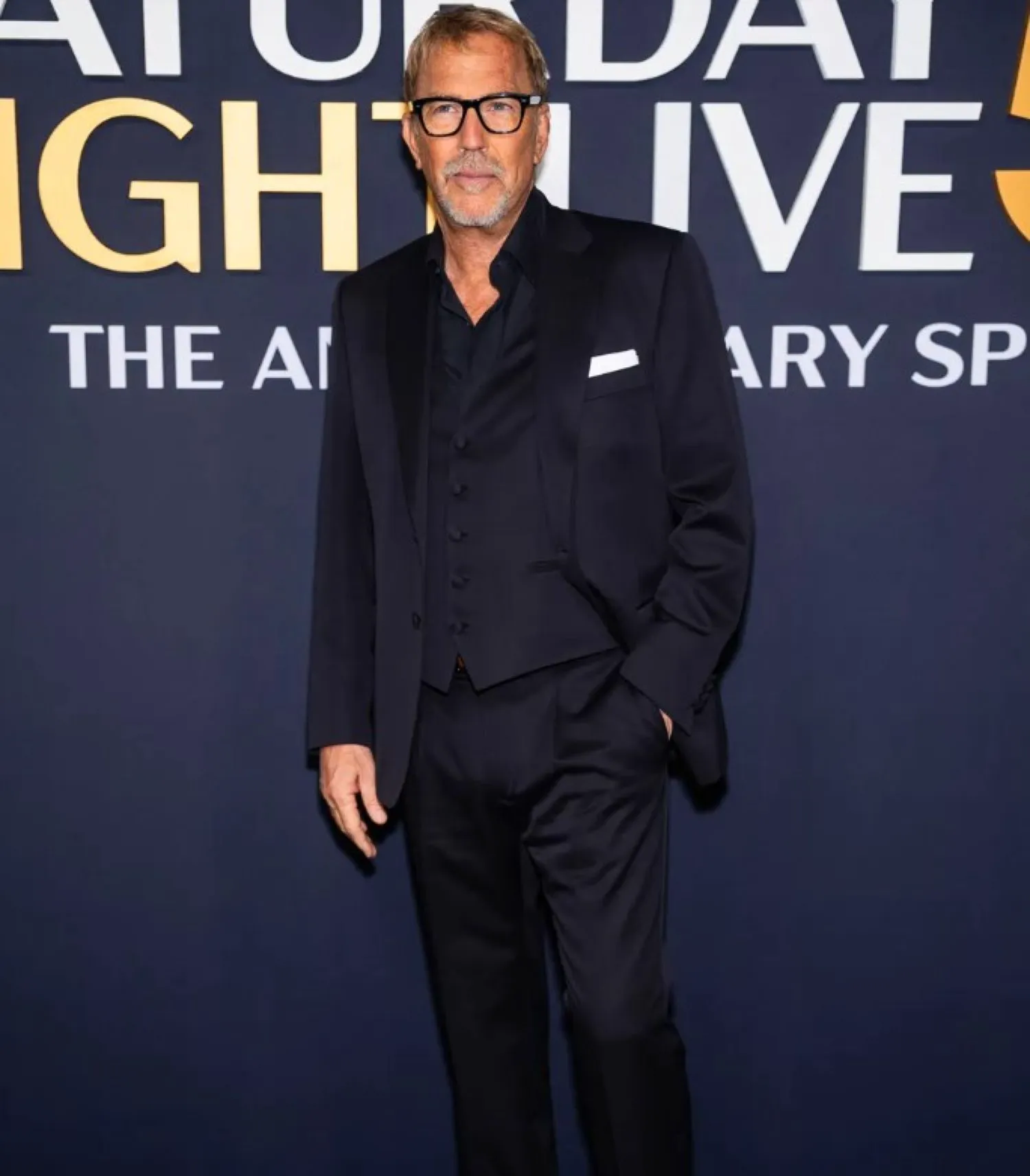 Actorul Kevin Costner, prins în tandrețuri cu o blondă. „Ea îl consideră minunat”