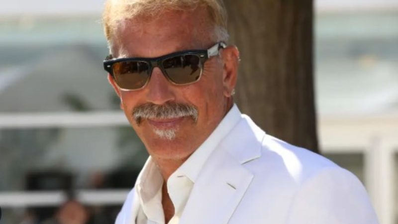 Actorul Kevin Costner, prins în tandrețuri cu o blondă. „Ea îl consideră minunat”