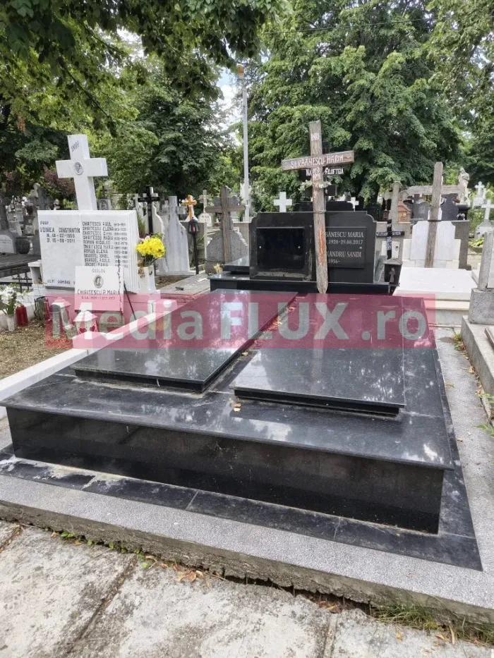 Ion Iliescu și-a pregătit locul de veci: marmură neagră, fără cruce