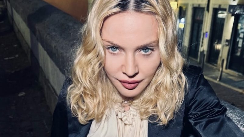 Madonna, surprinsă la plimbare cu iubitul tinerel. Nu au ratat un episod în care oamenii se biciuiau