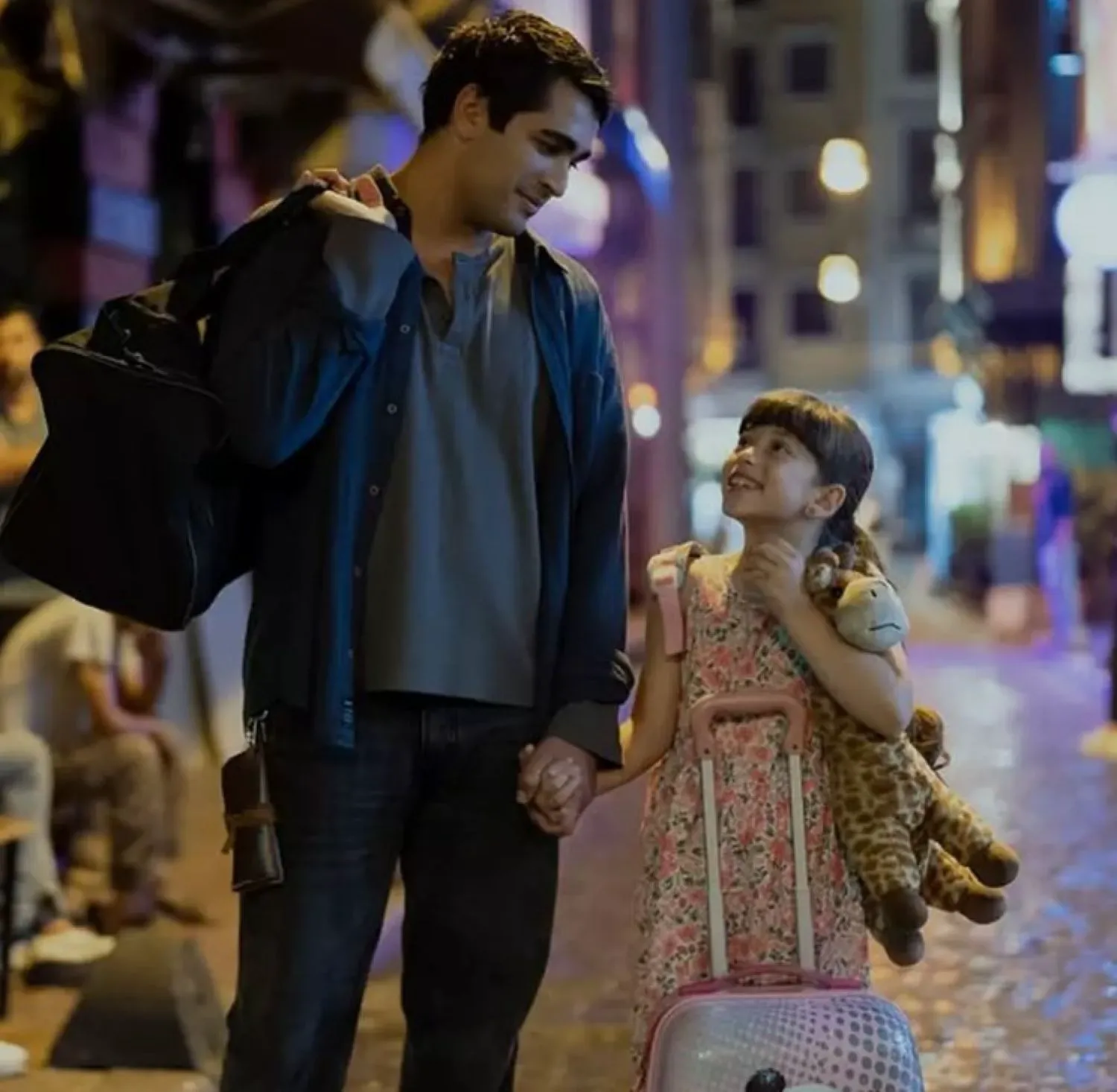 Ferit din serialul fenomen „Golden boy” a uitat-o definitiv pe frumoasa Seyran. Cine e blonda pe care a sărutat-o în văzul tuturor