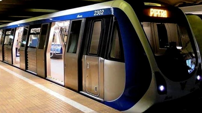 Bulă cu niște prieteni erau în metrou și o femeie în vârstă îl întreabă de ce nu îi oferă locul. Ce răspunde Bulă