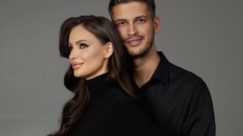 Nora lui Adrian Năstase într-o ședință foto pentru albumul de familie. Toată lumea așteptă
