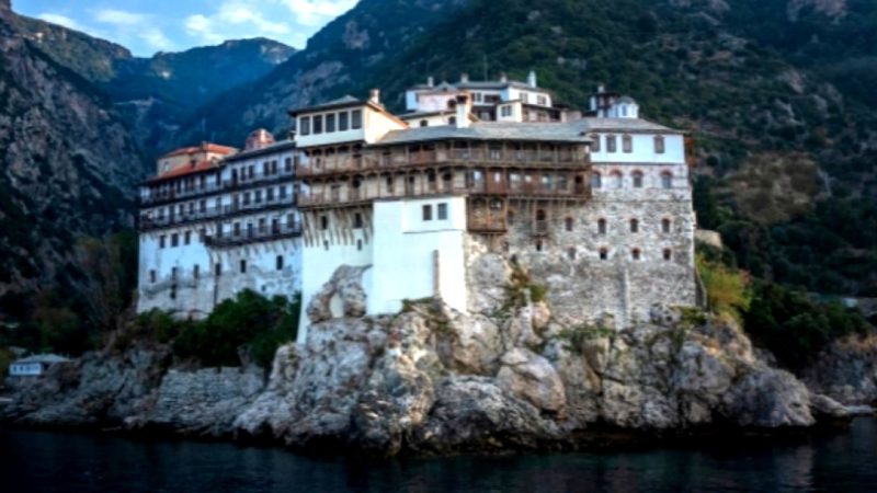 Povestea turnului Prosfori din Muntele Athos, amplasat „între cer și pământ”