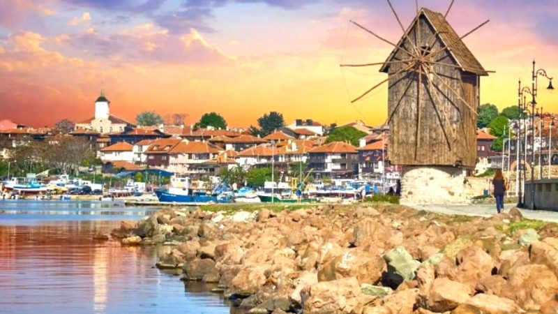 Nesebar, orașul cu cele mai multe biserici din lume. Este supranumit „perla  Mării Negre”