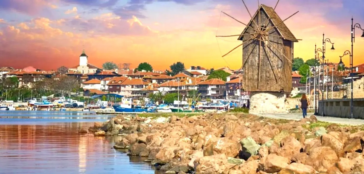 Nesebar, orașul cu cele mai multe biserici din lume. Este supranumit „perla Mării Negre”