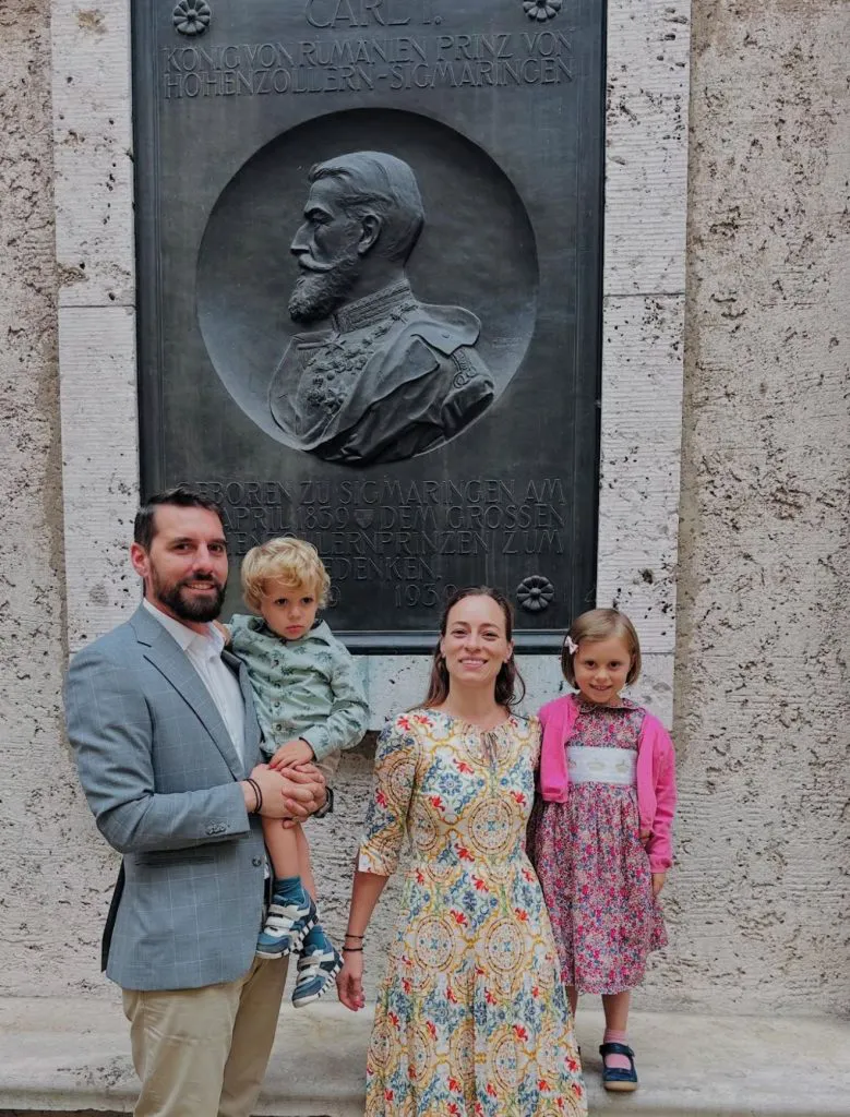 Nicolae al României își crește copiii în spiritul istoriei regale a familiei. I-a dus să vadă castelul strămoșilor
