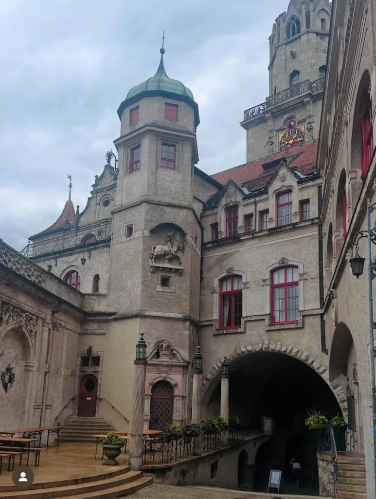 Nicolae al României își crește copiii în spiritul istoriei regale a familiei. I-a dus să vadă castelul strămoșilor