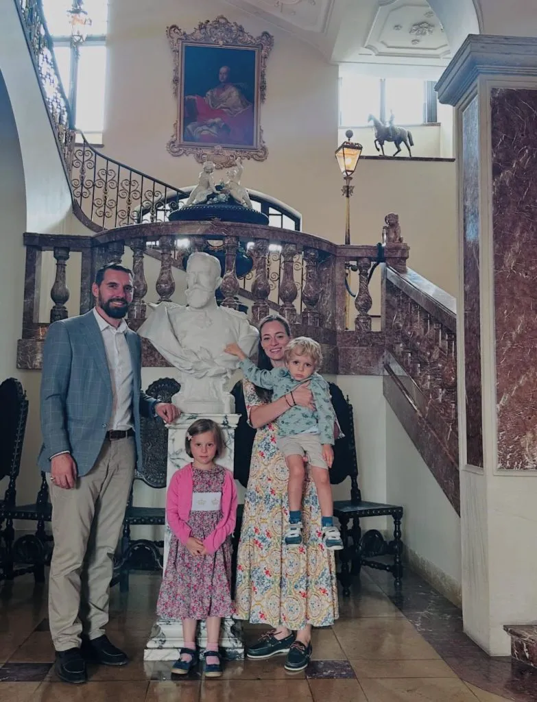 Nicolae al României își crește copiii în spiritul istoriei regale a familiei. I-a dus să vadă castelul strămoșilor