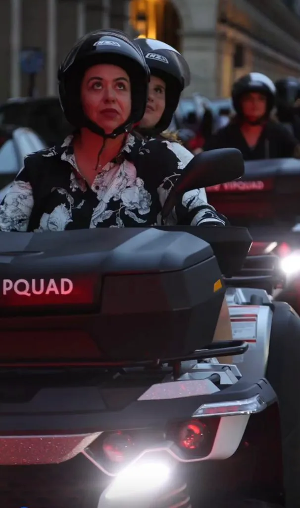 Oana Roman pe ATV în Paris. A luat-o și pe fiică în aventura rutieră