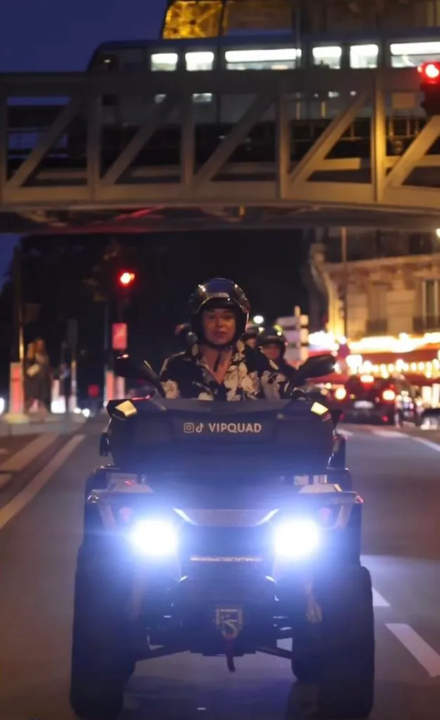 Oana Roman pe ATV în Paris. A luat-o și pe fiică în aventura rutieră