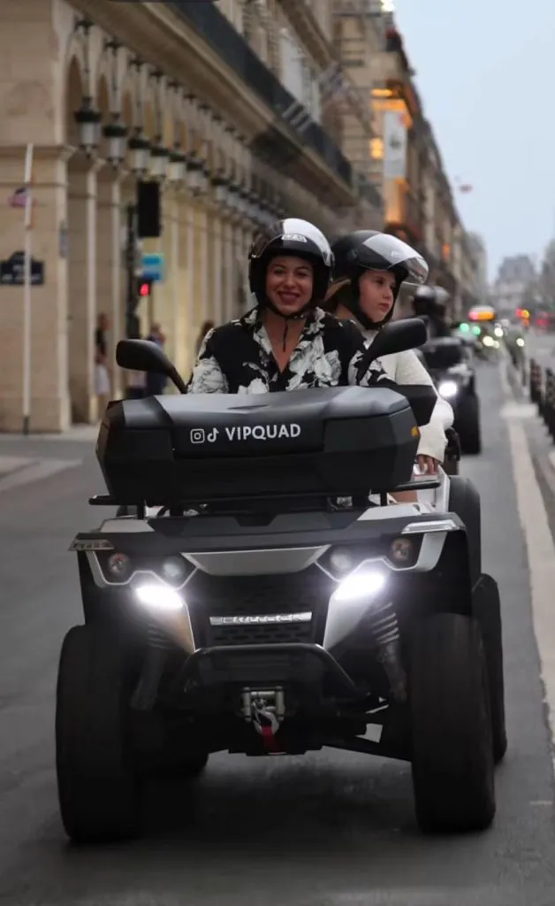 Oana Roman pe ATV în Paris. A luat-o și pe fiică în aventura rutieră