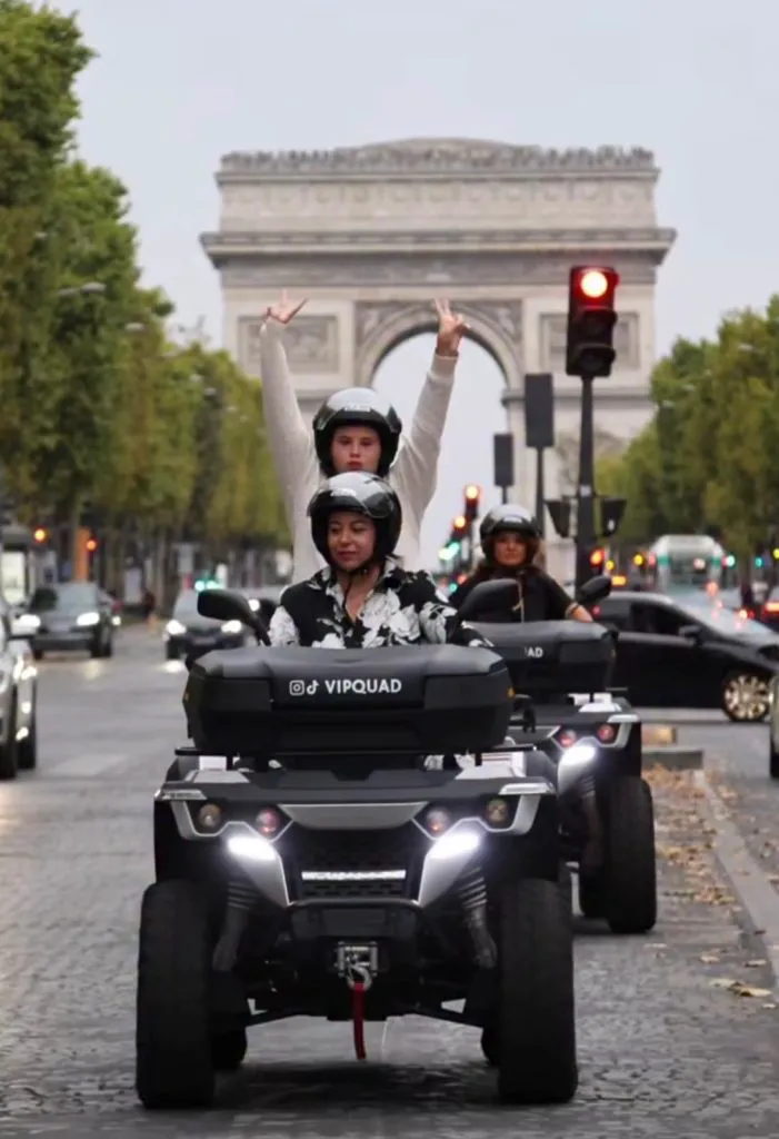 Oana Roman pe ATV în Paris. A luat-o și pe fiică în aventura rutieră