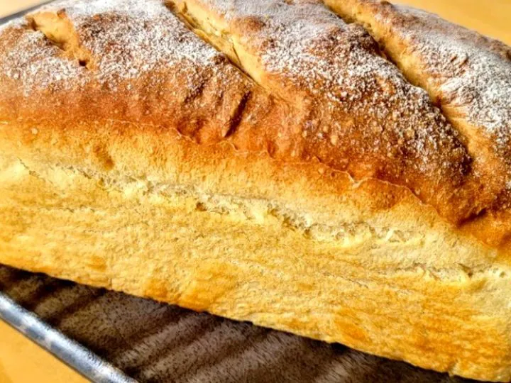 Un ungur merge la alimentară să cumpere două pâini. Râzi cu lacrimi cum i se adesează vânzătoarei
