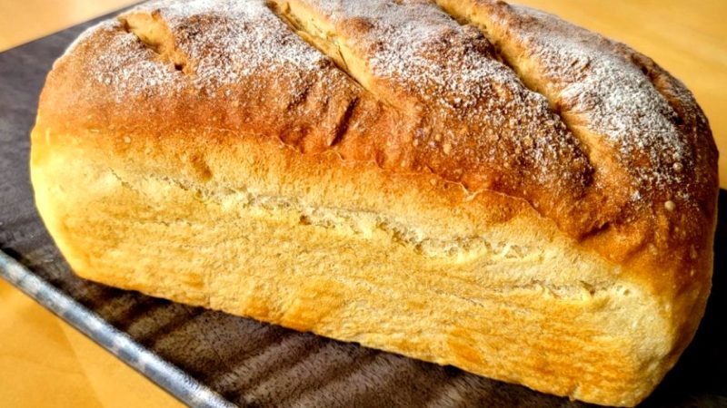 Un ungur merge la alimentară să cumpere două pâini. Râzi cu lacrimi cum i se adesează vânzătoarei