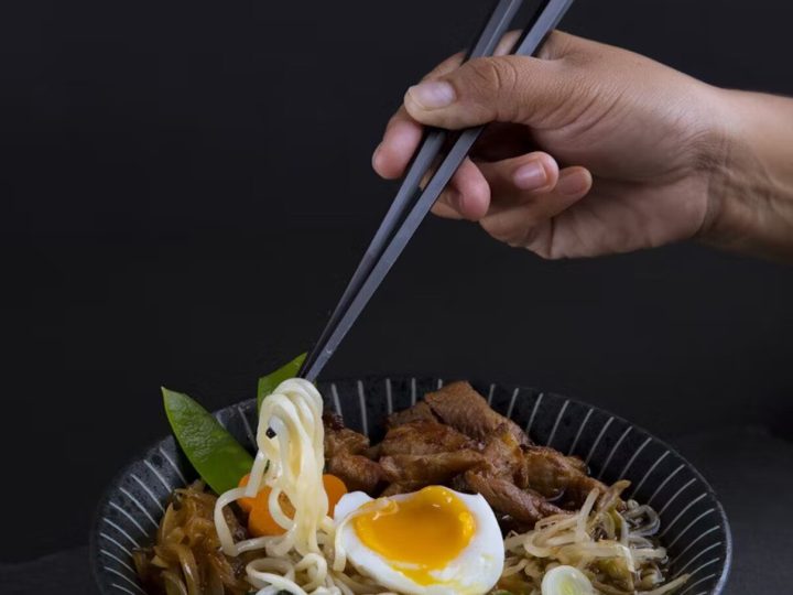 Ramen ca-n Japonia, dar făcut acasă. Rețeta perfectă pentru cină