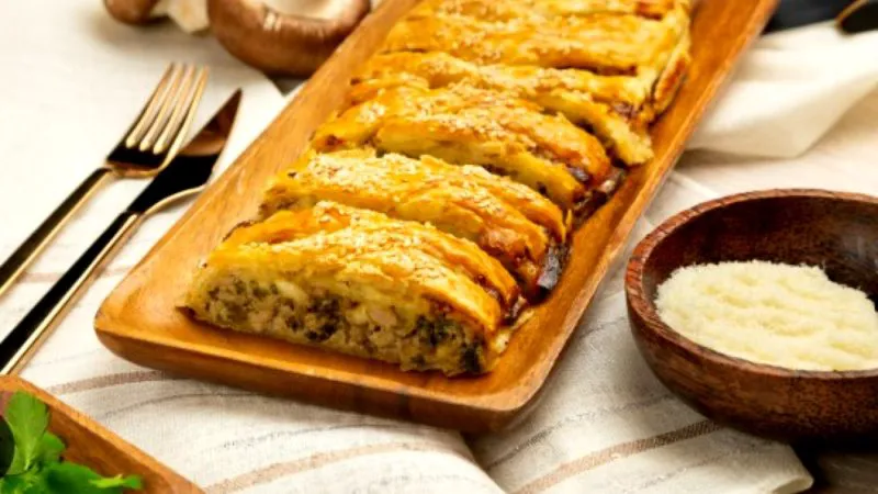Păstrați tradiția de sărbătoarea Adormirii Maicii Domnului. Rețeta celei mai bune plăcinte cu carne de pui