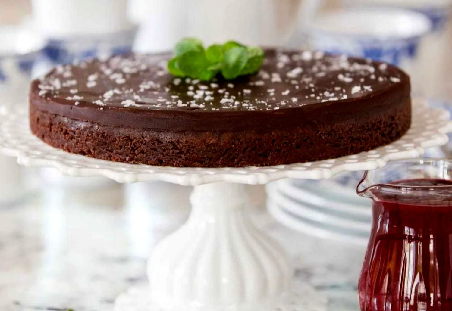 Tort suedez cu ciocolată lipicioasă, visul oricărui iubitor de dulciuri. Rețeta se face cu ingredientele de bază din cămară