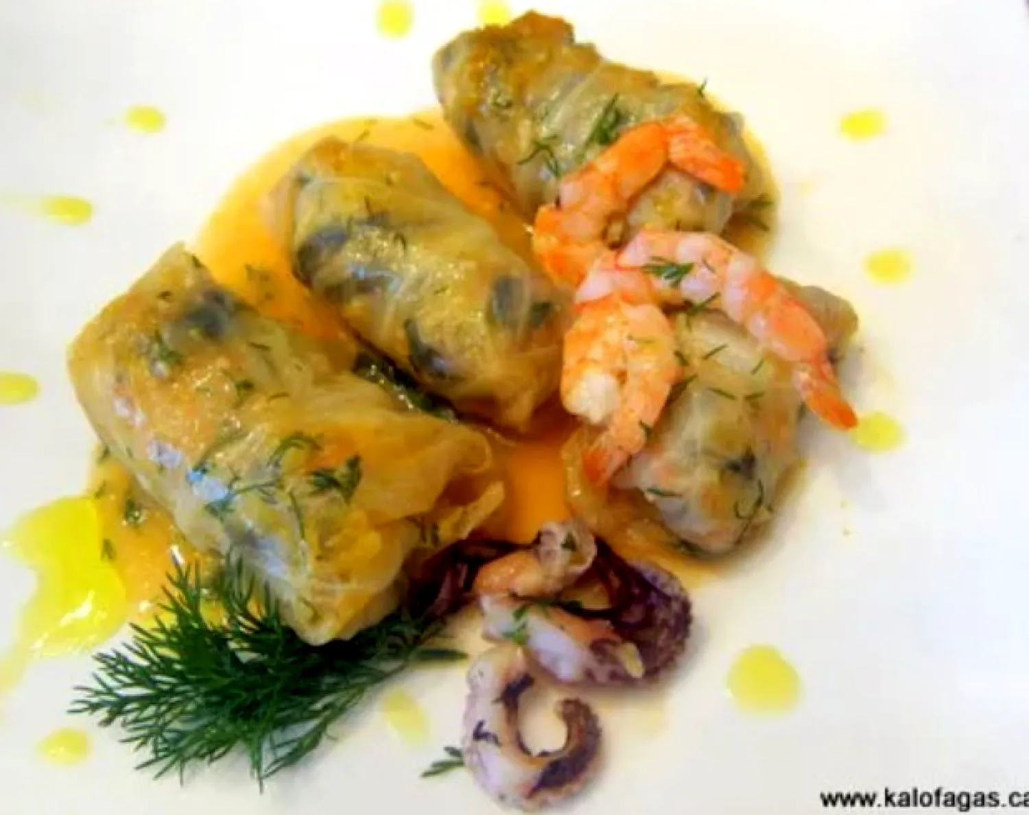Deliciul din farfurie: sarmale de vară cu creveți și calamar. Rețeta grecilor e fantastică!