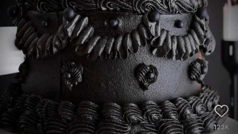Tort „Catifea neagră”. Un desert spectaculos, fără coloranți alimentari