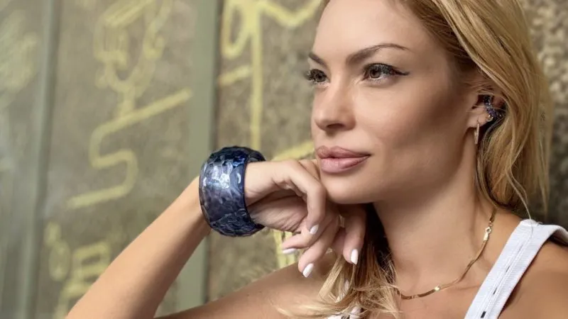Ce face Valentina Pelinel ca să rămână la fel de frumoasă după ce a născut 3 copii. Are și echipament pentru cosmonauți. VIDEO