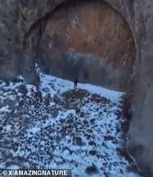 Poartă gigantică, descoperită în munți. Se crede că ascunde nave extraterestre 