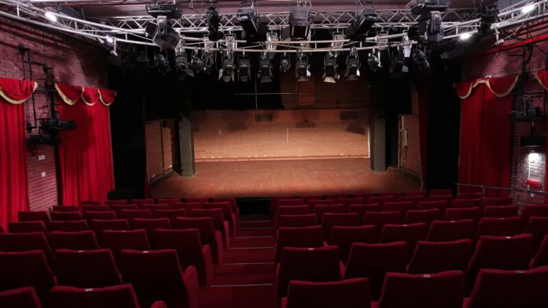 Celebră actriță de la noi, torturată profesional în teatru. A scos-o pe străzi să facă „circ” și a pus-o să recite poezii horror