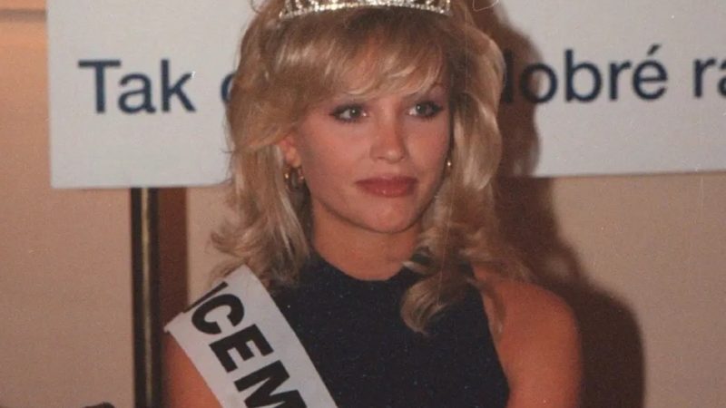 Fosta Miss Cehia, care a sărit de la etajul 3, în prezența fiicei de 8 ani, și-a premeditat gestul. Fostul iubit, implicat fără voie