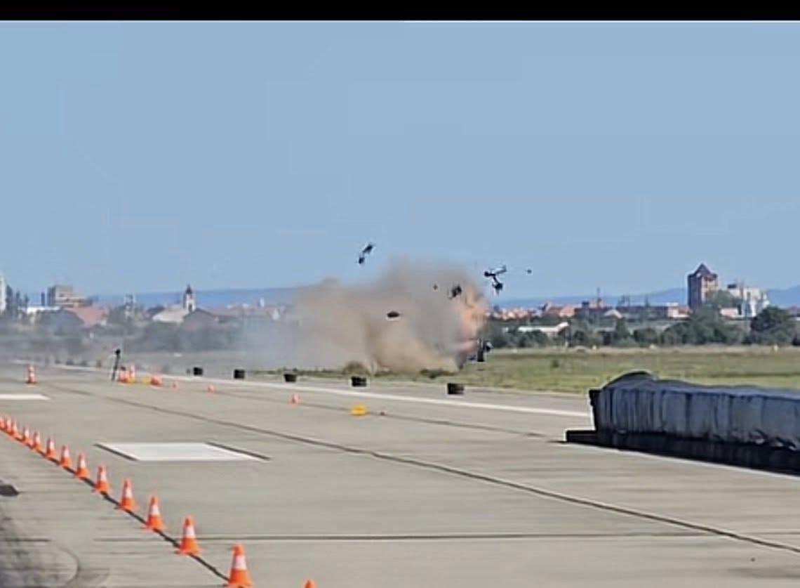 Cauciucul i-a explodat la 300km/h și mașina a luat foc, dar șoferul a supraviețuit! Miracol filmat în România