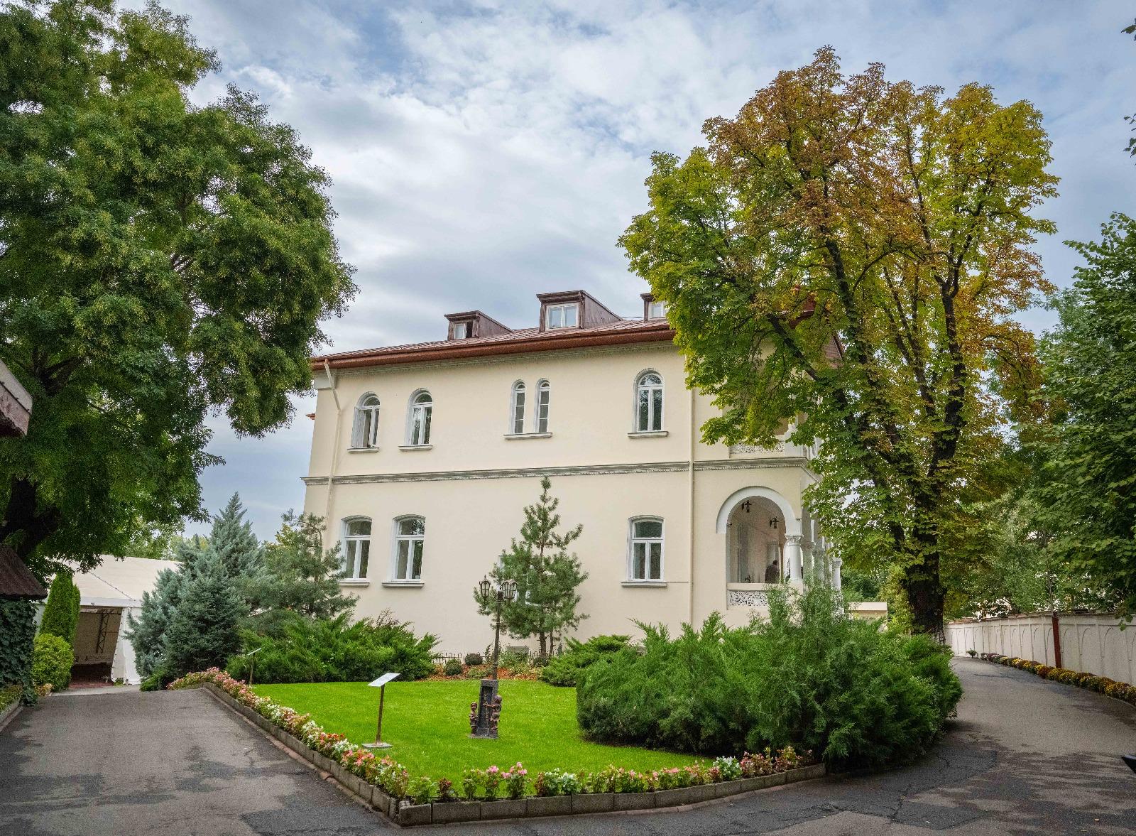 Detalii șocante despre tânărul care a trimis mesajele de amenințare. A făcut-o sub nasul „supraveghetorilor”