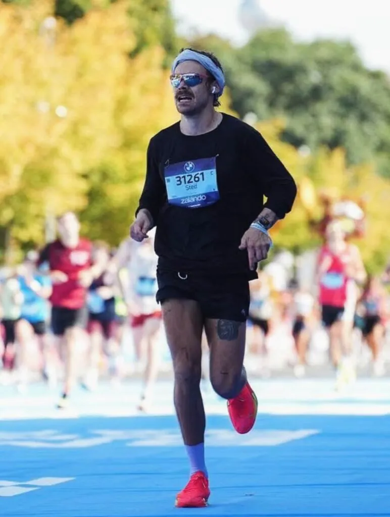 Artist cu 3 Grammy a alergat Maratonul de la Berlin sub un nume fals. Organizatorii au fost uimiți de rezultat