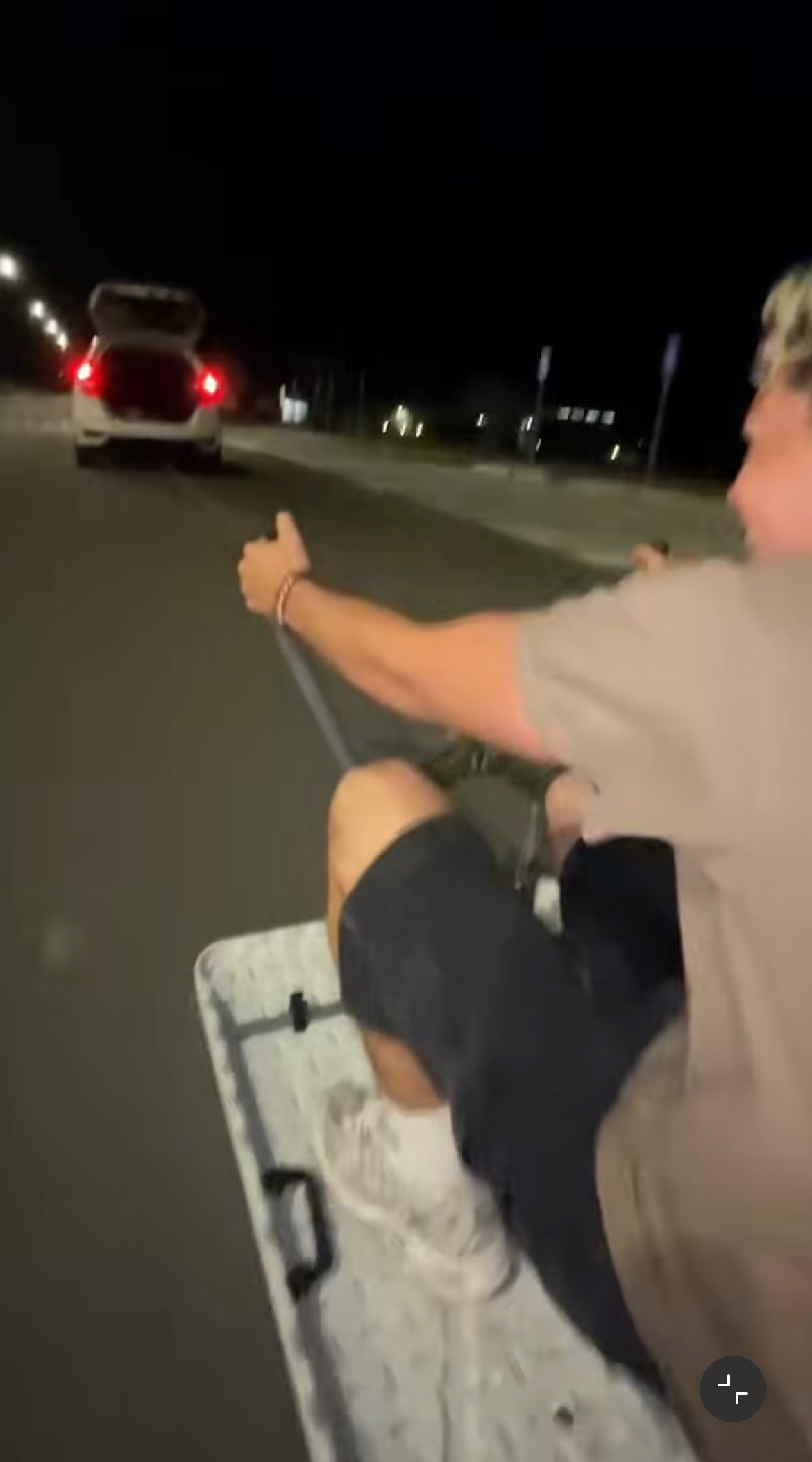 Noi provocări periculoase pe TikTok. Un adolescent a murit, iar o tânără s-a ales cu răni grave la cap