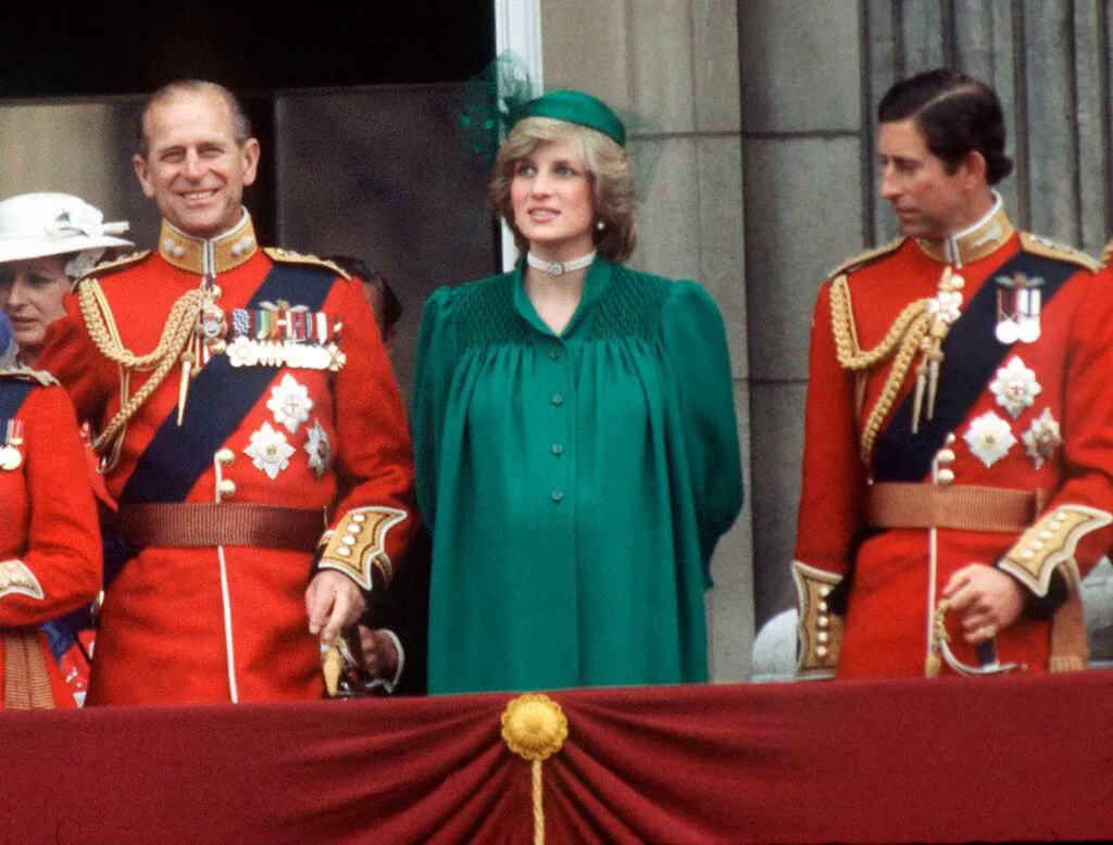 Prințul Philip, Diana și Charles în balconul de la Palatul Buckingham Foto- Casa regală