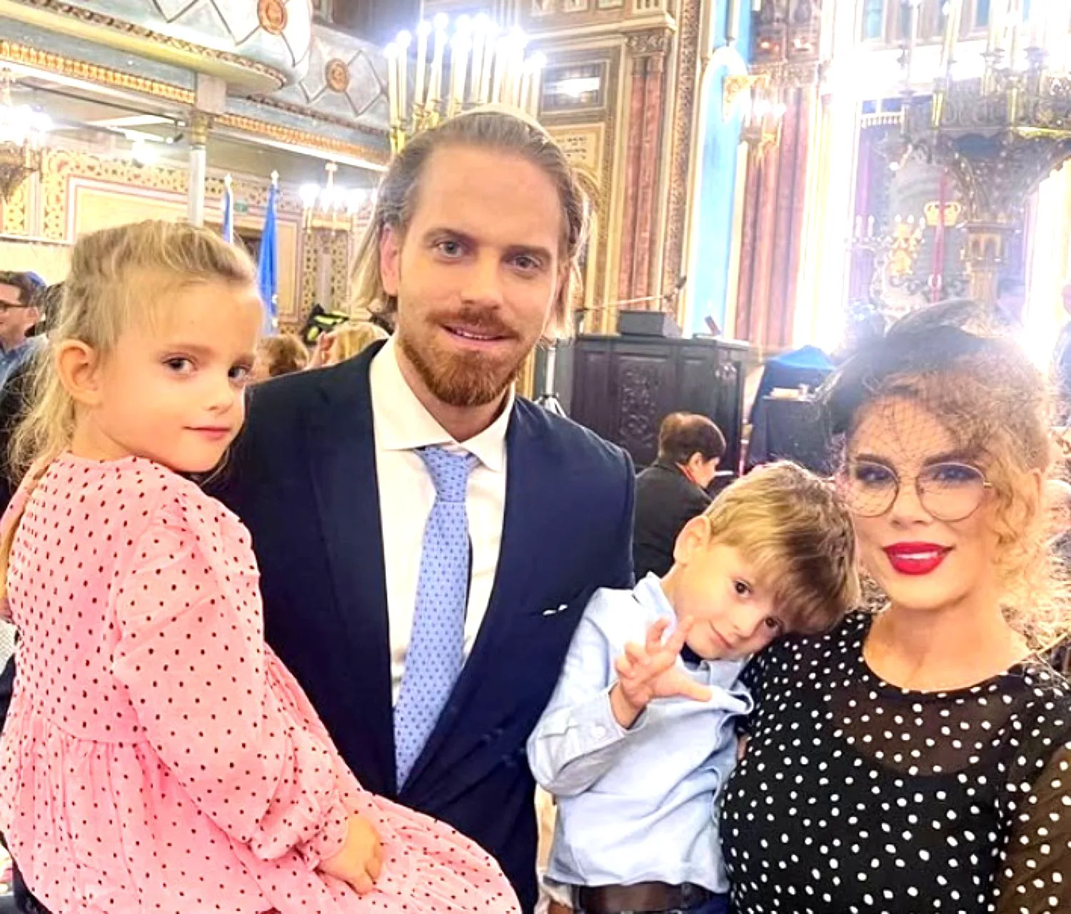 Soție de vedetă tv, apoi de fost ministru, este pentru a patra oară mamă. E fetiță!
