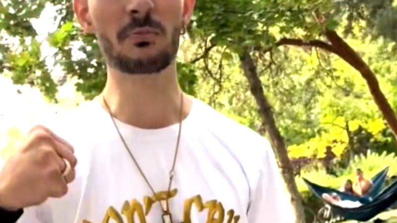 Femeie bătută în parc de iubit, salvată de un grup de fete. Au făcut scut uman în jurul ei, au filmat și au sunat la 112