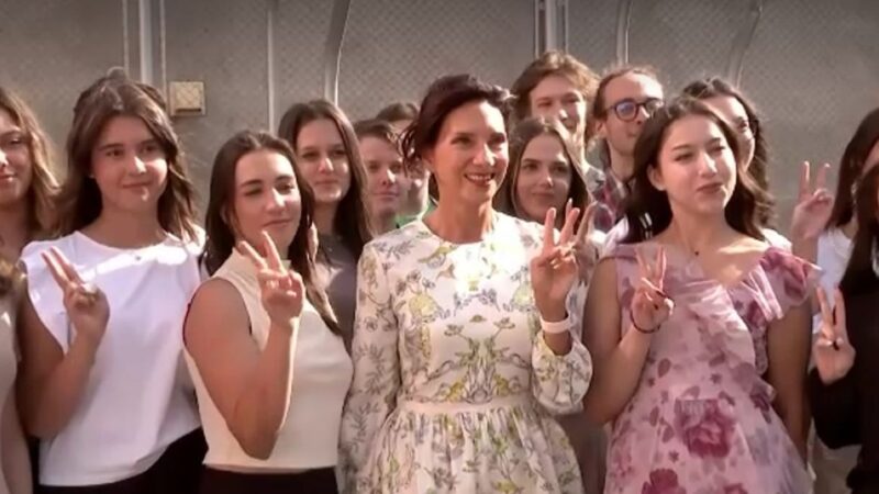 Cum și-a făcut apariția profa Carmen Iohannis la liceul din Sibiu. Elevii au fost „scanați” din cap până în picioare