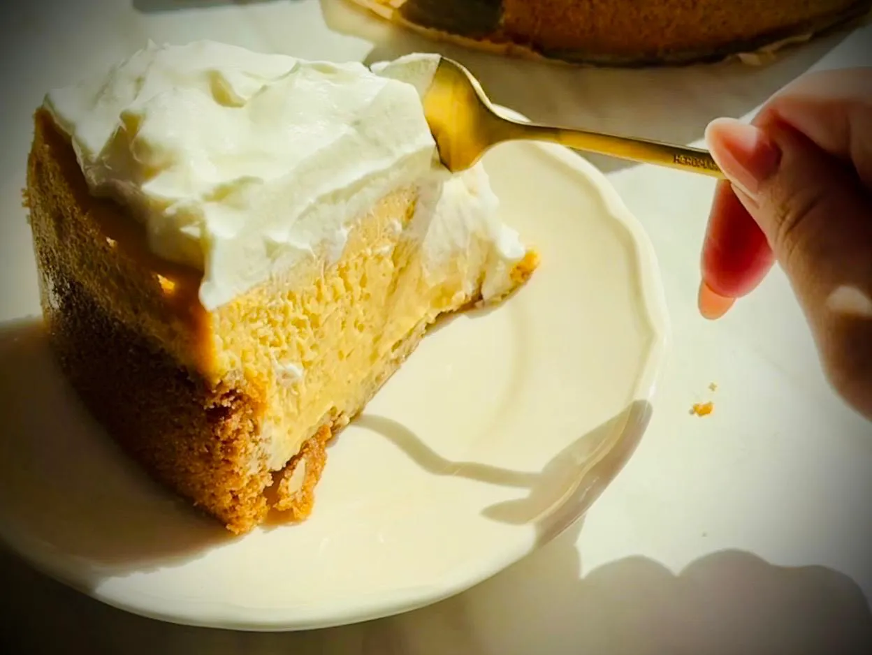 Cheesecake de dovleac, aroma subtilă a toamnei într-o farfurie