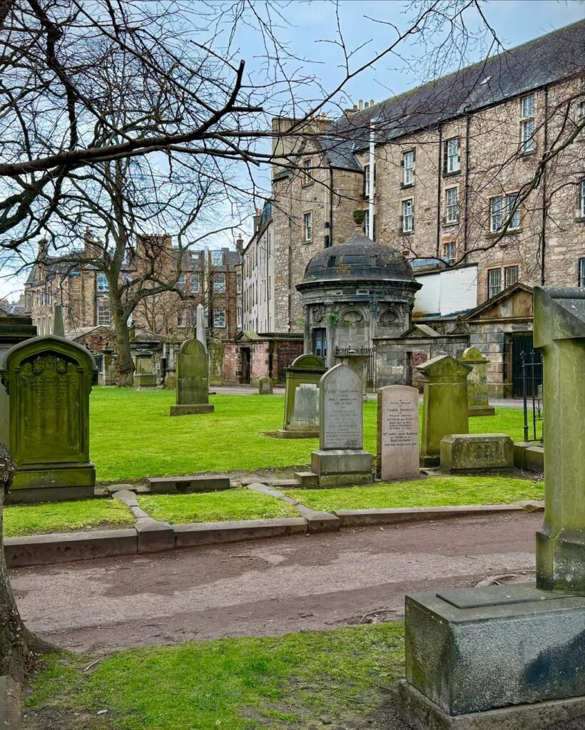 Teroare în cimitir: Mormântul lui Mackenzie cel Sângeros ascunde un poltergeist activ