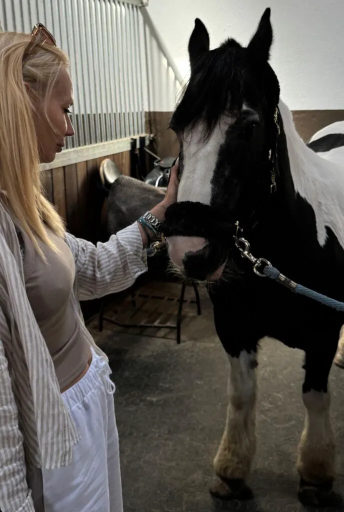 Daciana Sârbu o crește pe fiica ei mică, Maria, cu sportul elitelor. Va fi o adevărată domnișoară