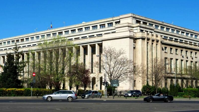 Bulă beat, noaptea, pe strada Victoriei. Se opreşte în faţa Guvernului. Vine la el un poliţist. Dialogul lor te face să râzi cu lacrimi
