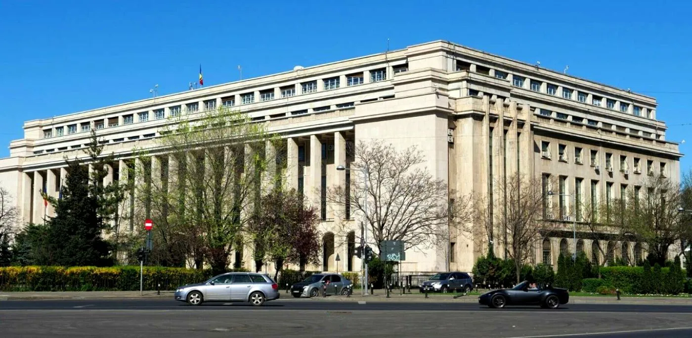 Bulă beat, noaptea, pe strada Victoriei. Se opreşte în faţa Guvernului. Vine la el un poliţist. Dialogul lor te face să râzi cu lacrimi