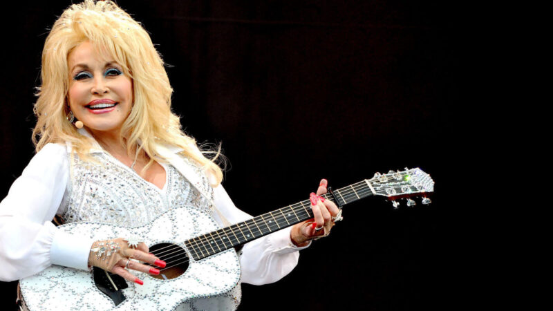 Dolly Parton, nașa lui Miley Cyrus, probleme serioase de sănătate. America se roagă pentru steaua lor națională