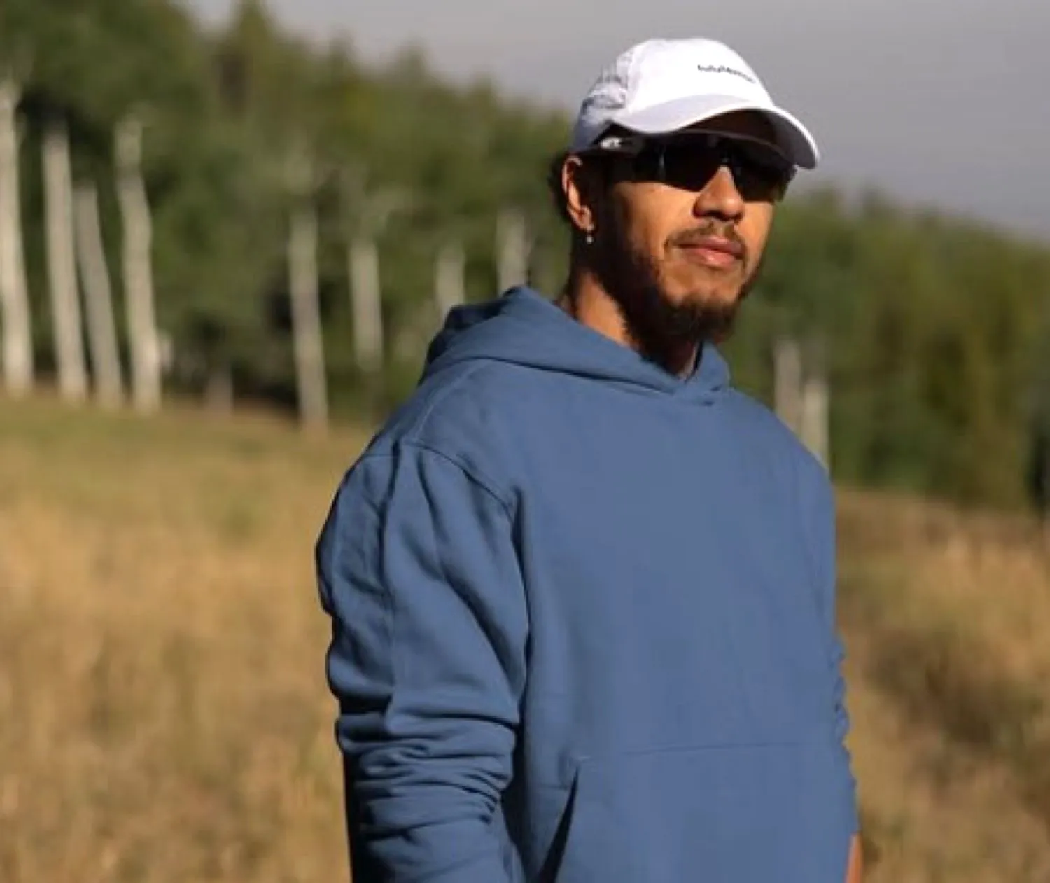 Câinele lui Lewis Hamilton are mari probleme cu sănătatea. Pilotul crede că patrupedul e și atacat energetic