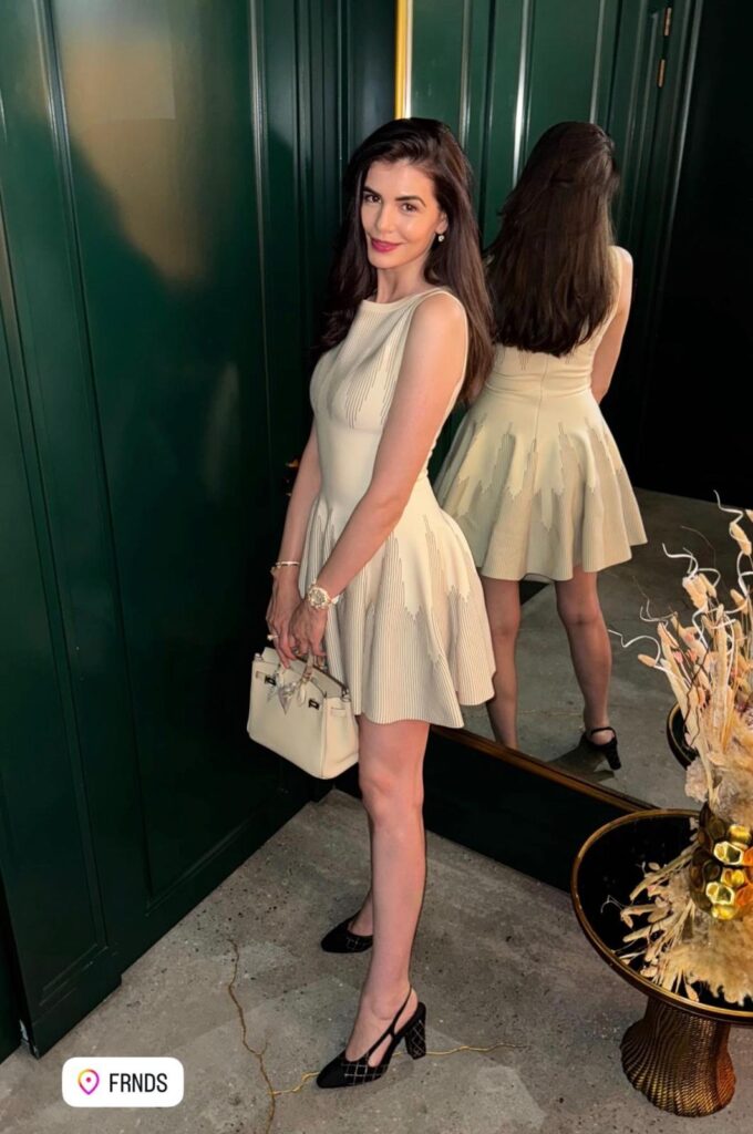 Monica Gabor nu își mai dă jos rochița cea nouă. A „investit” și o arată